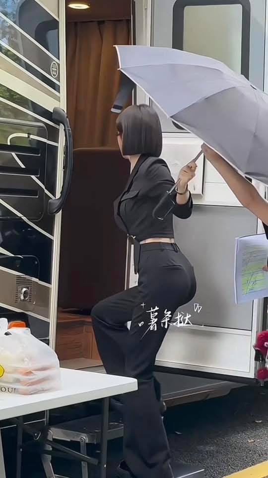 Nữ diễn viên 46 tuổi lộ eo khó tin, không hổ danh 