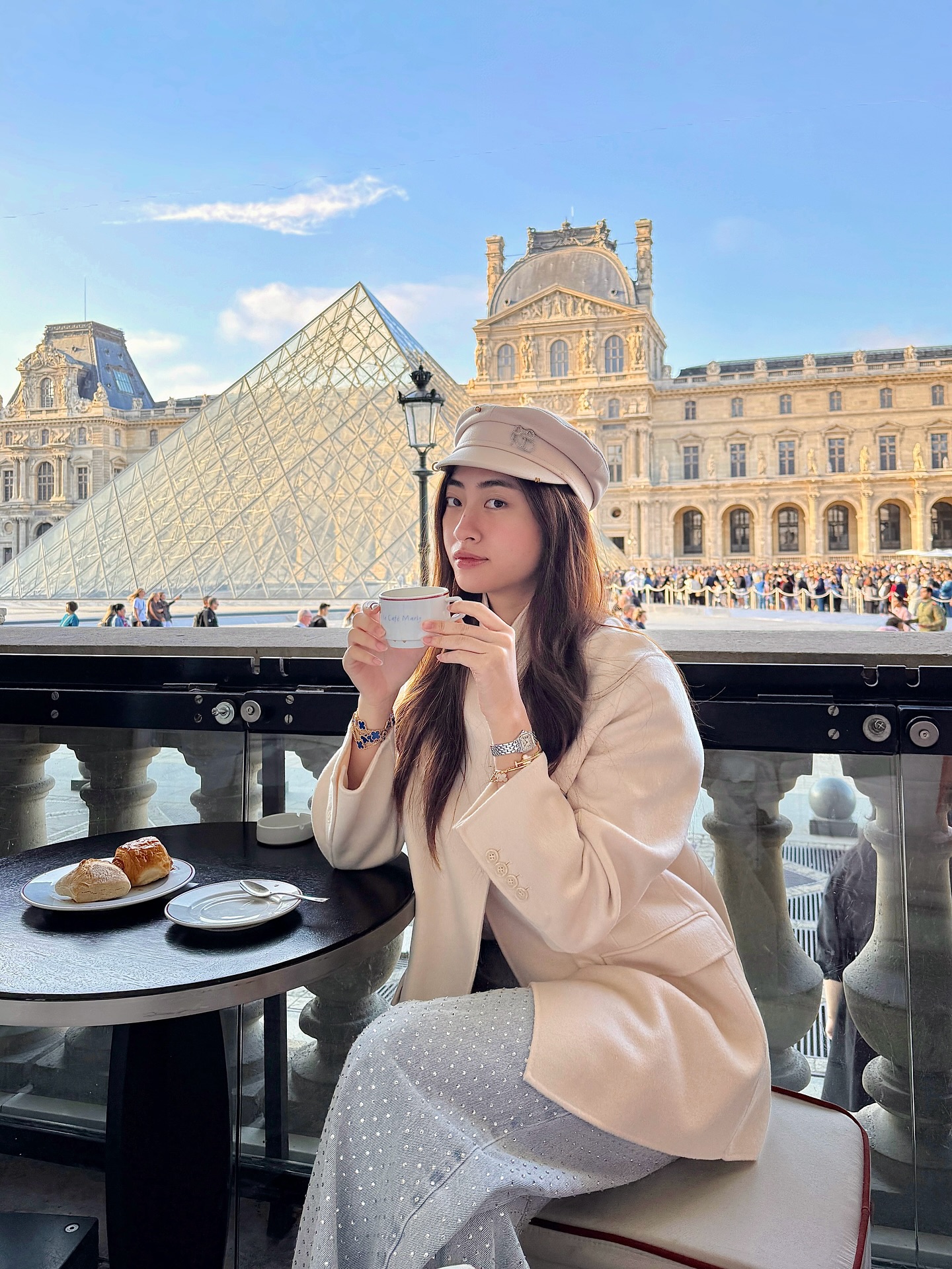 Nữ giảng viên đại học đi vi vu ở trời Âu nhưng tâm điểm là phong cách thời trang đẹp tới từng set đồ - Ảnh 1.