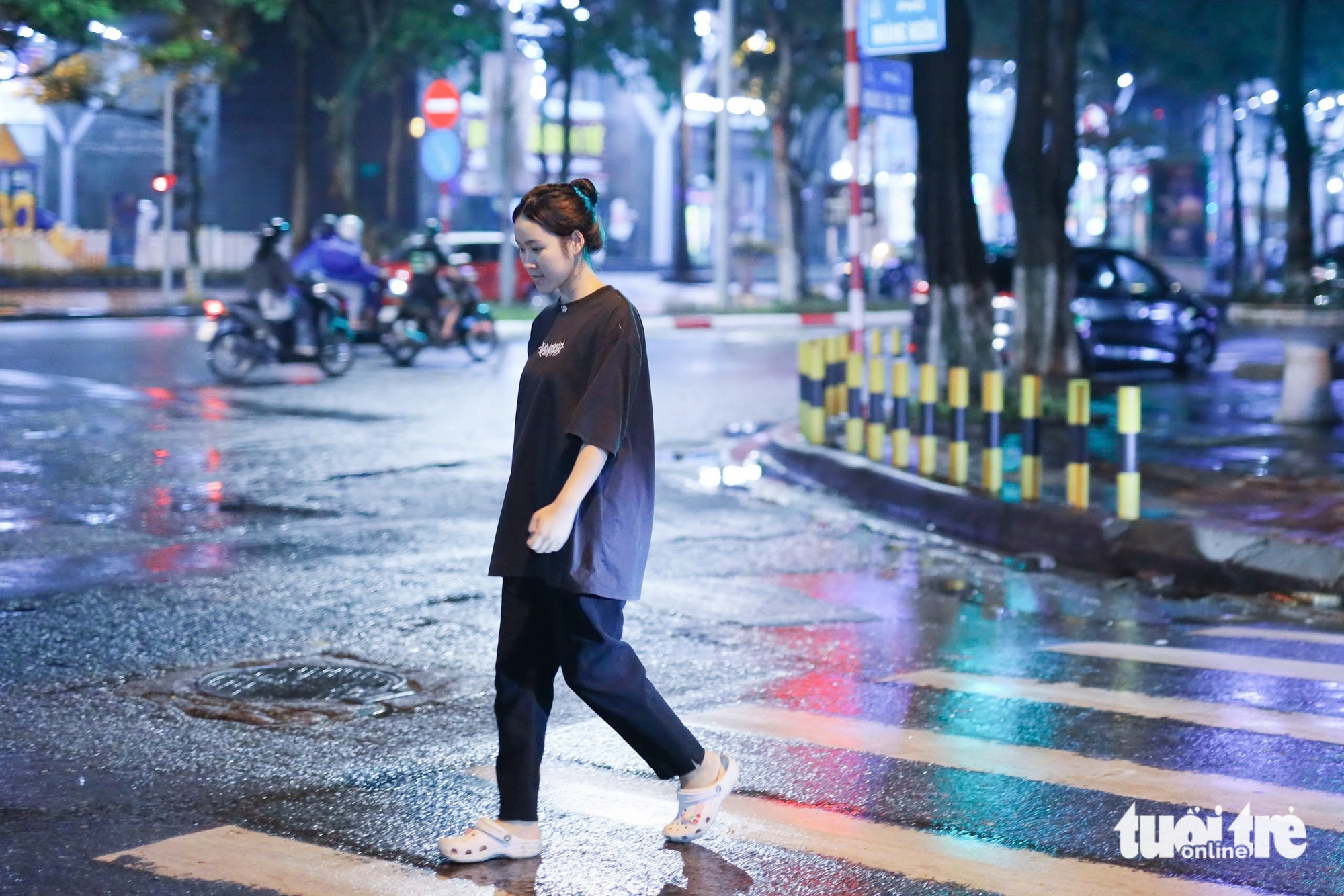 Nữ sinh Lào Cai 3 năm giỏi Văn tỉnh, đậu đại học xuống Hà Nội làm thêm 15 tiếng đóng học phí - Ảnh 1.