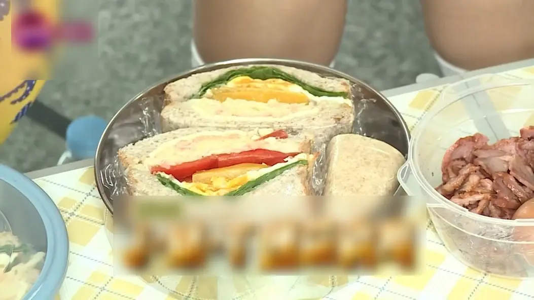 Hwasa tuân thủ chế độ Eat a single sandwich - chỉ ăn một chiếc sandwich gồm cá hồi, trứng và rau tươi. Món ăn ít tinh bột nhưng giàu protein, chất xơ giúp cô giảm mỡ nhanh, duy trì năng lượng và làn da sáng khỏe mà không hề mệt mỏi hay kiệt sức.