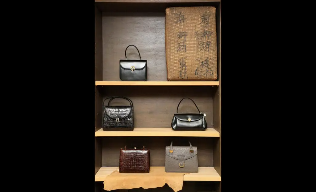 Nữ thủ tướng đầu tiên của Nhật Bản vừa nhậm chức đã khiến túi xách 24 triệu cháy hàng tới năm sau- Ảnh 1.