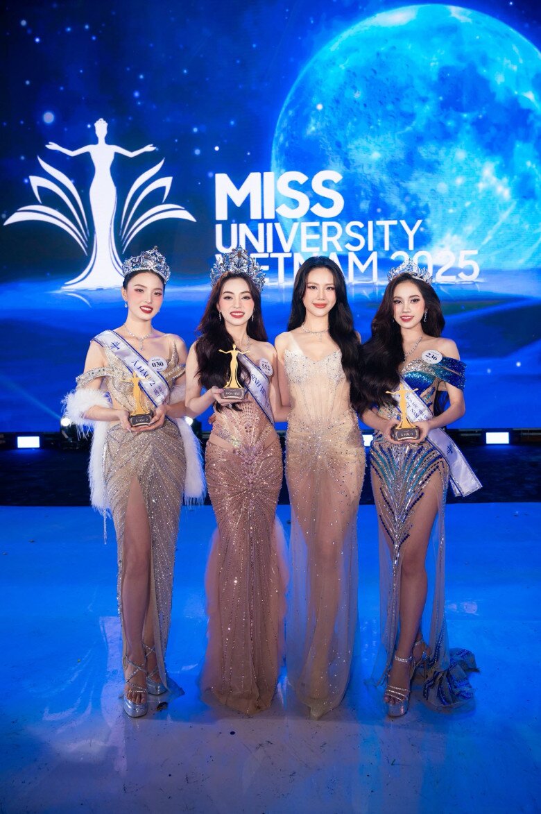 Hoàng Ngọc Như cùng với mentor là Hoa hậu Bùi Quỳnh Hoa.