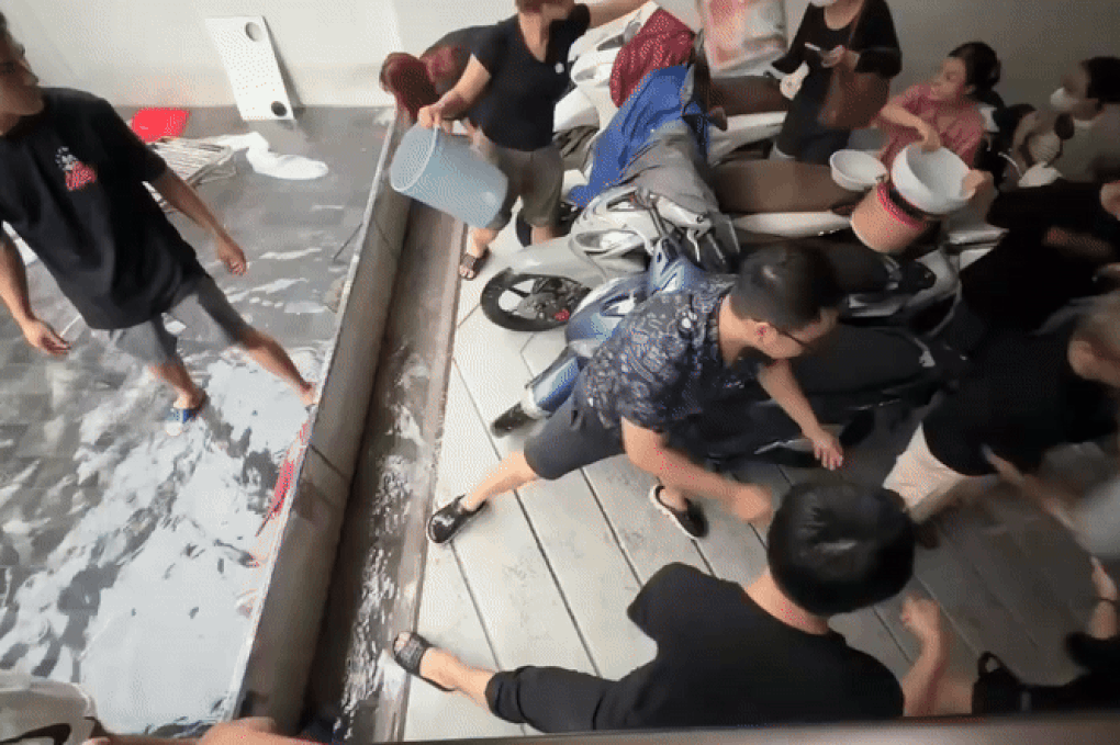 Nước dâng cao cả mét tràn vào nhà, người Hà Nội hì hục dùng xô tát - 2