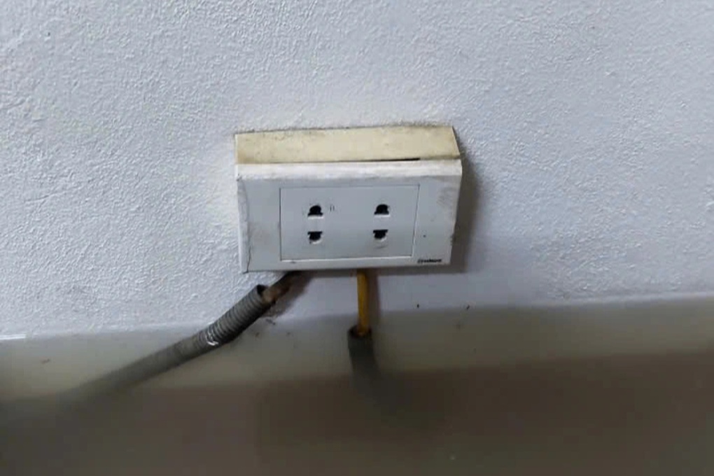 Nước dâng cao cả mét tràn vào nhà, người Hà Nội hì hục dùng xô tát - 1