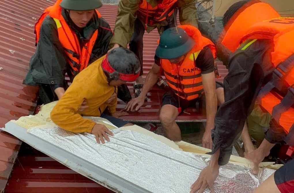 Nước lũ dâng mênh mông, người dân Thái Nguyên leo mái nhà, lên mạng kêu cứu - 3