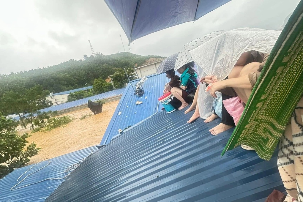 Nước lũ dâng mênh mông, người dân Thái Nguyên leo mái nhà, lên mạng kêu cứu - 1