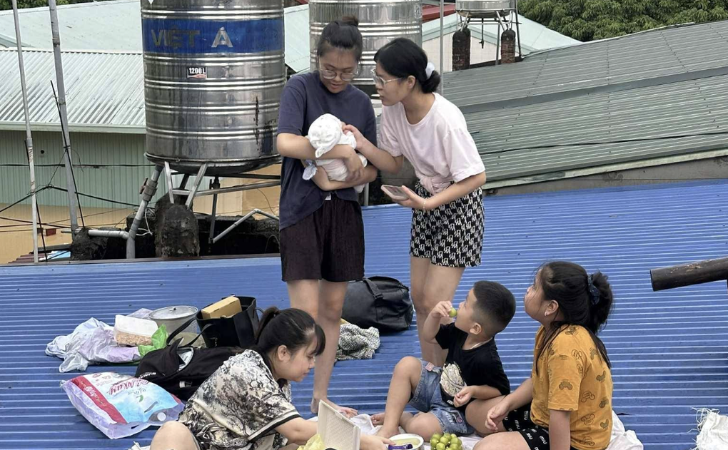 Nước lũ dâng mênh mông, người dân Thái Nguyên leo mái nhà, lên mạng kêu cứu - 2