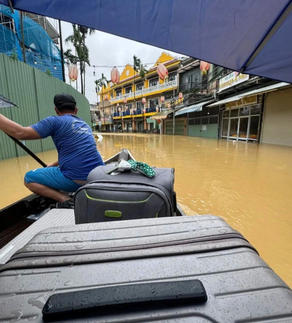 Nước ngập khách sạn ở Hội An, khách Tây kể trải nghiệm đi thuyền như Venice - 1