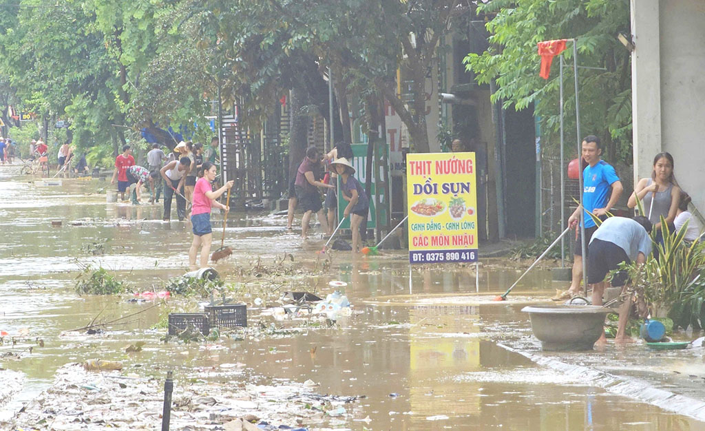 Nước rút đến đâu, dọn dẹp ngay tới đó 1 Khắc phục hậu quả bão số 10: Nước rút đến đâu, dọn dẹp ngay tới đó - Ảnh 1.