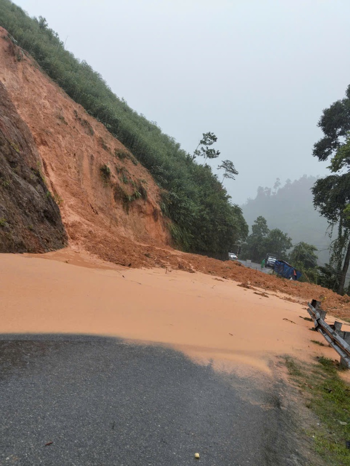 Nước sông ở Đà Nẵng đang dâng cao, miền núi sạt lở khắp nơi - Ảnh 1.