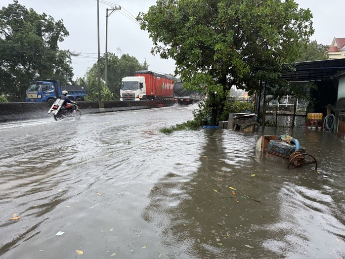 Nước lũ băng qua Quốc lộ 1 ở Đà Nẵng, CSGT cấm đường, phân luồng lên cao tốc - Ảnh 2.