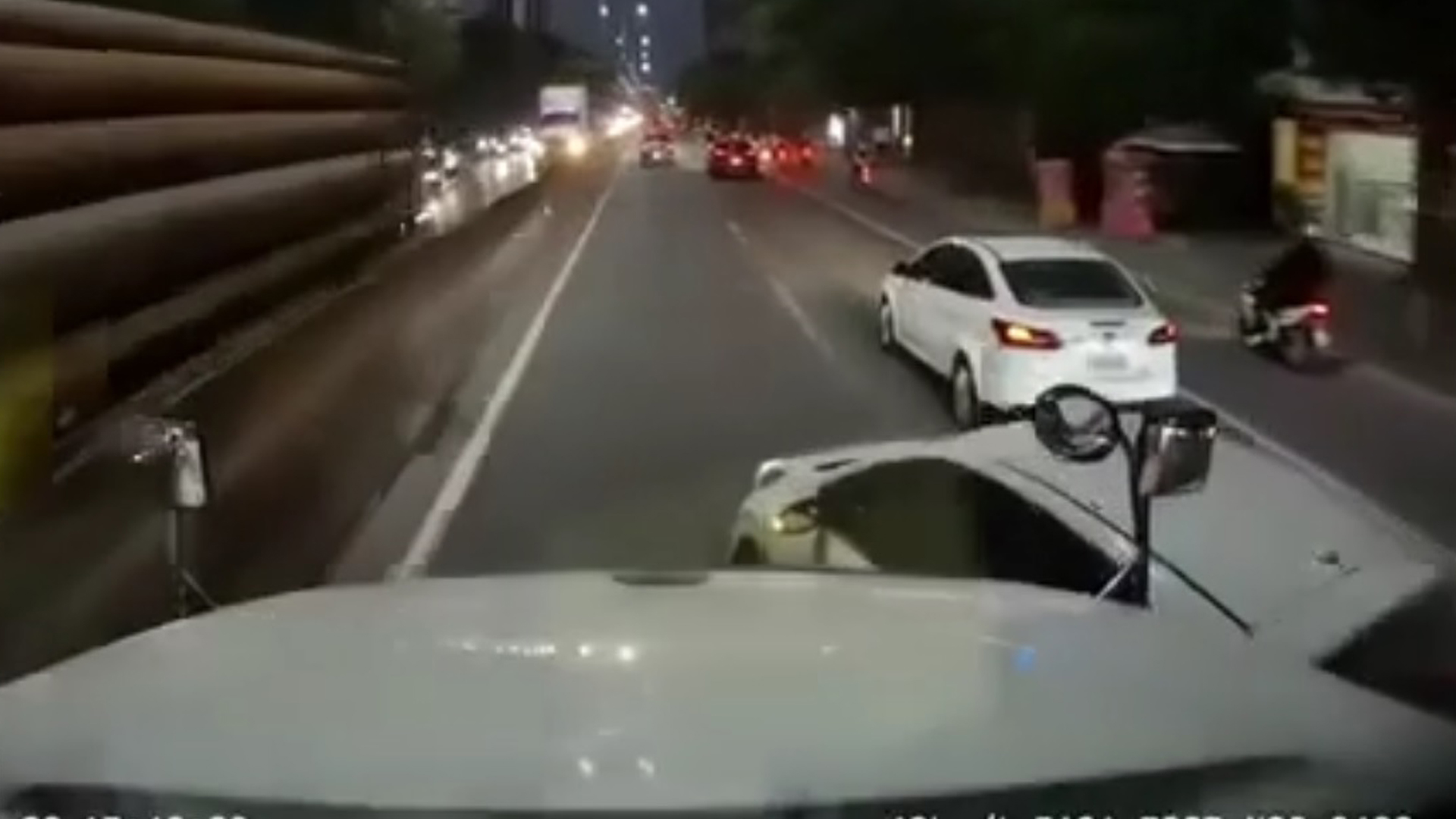 Ô tô con bị tông xoay ngang 90 độ vì tạt đầu xe container - Ảnh 1.