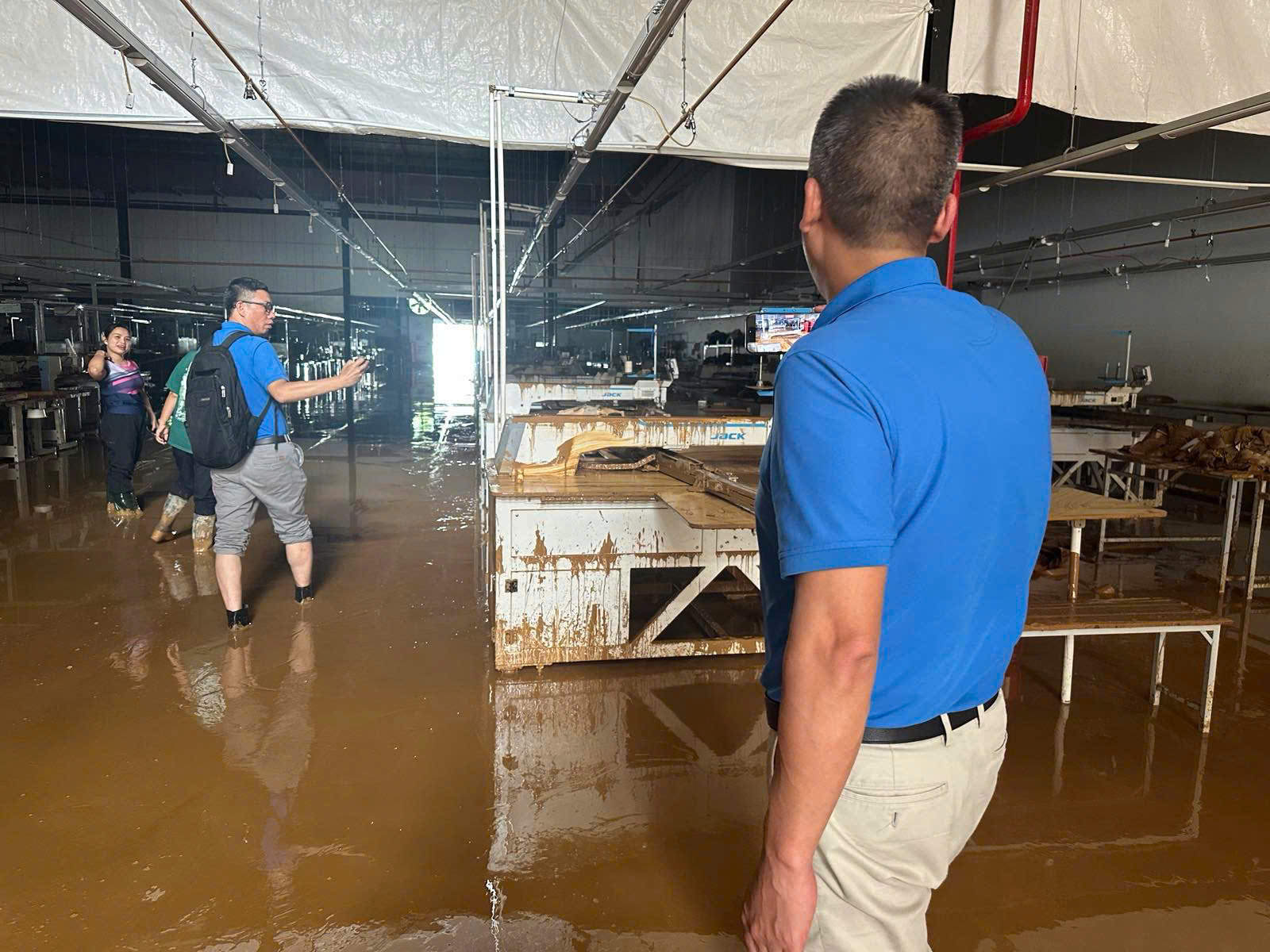 Ô tô ngập nước và bồi thường bảo hiểm: Hỗ trợ từ các hãng bảo hiểm miền Bắc - Ảnh 3.