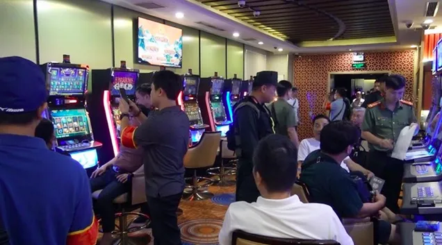 Lực lượng chức năng làm việc tại King Club. Ảnh: PLO Đánh bạc nghìn tỉ khách sạn Pullman Hồ Đại Dũng.jpg