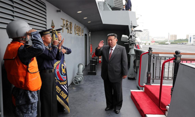 Lãnh đạo Triều Tiên Kim Jong-un tham quan khu trục hạm Choe Hyon ngày 5/10. Ảnh: KCNA