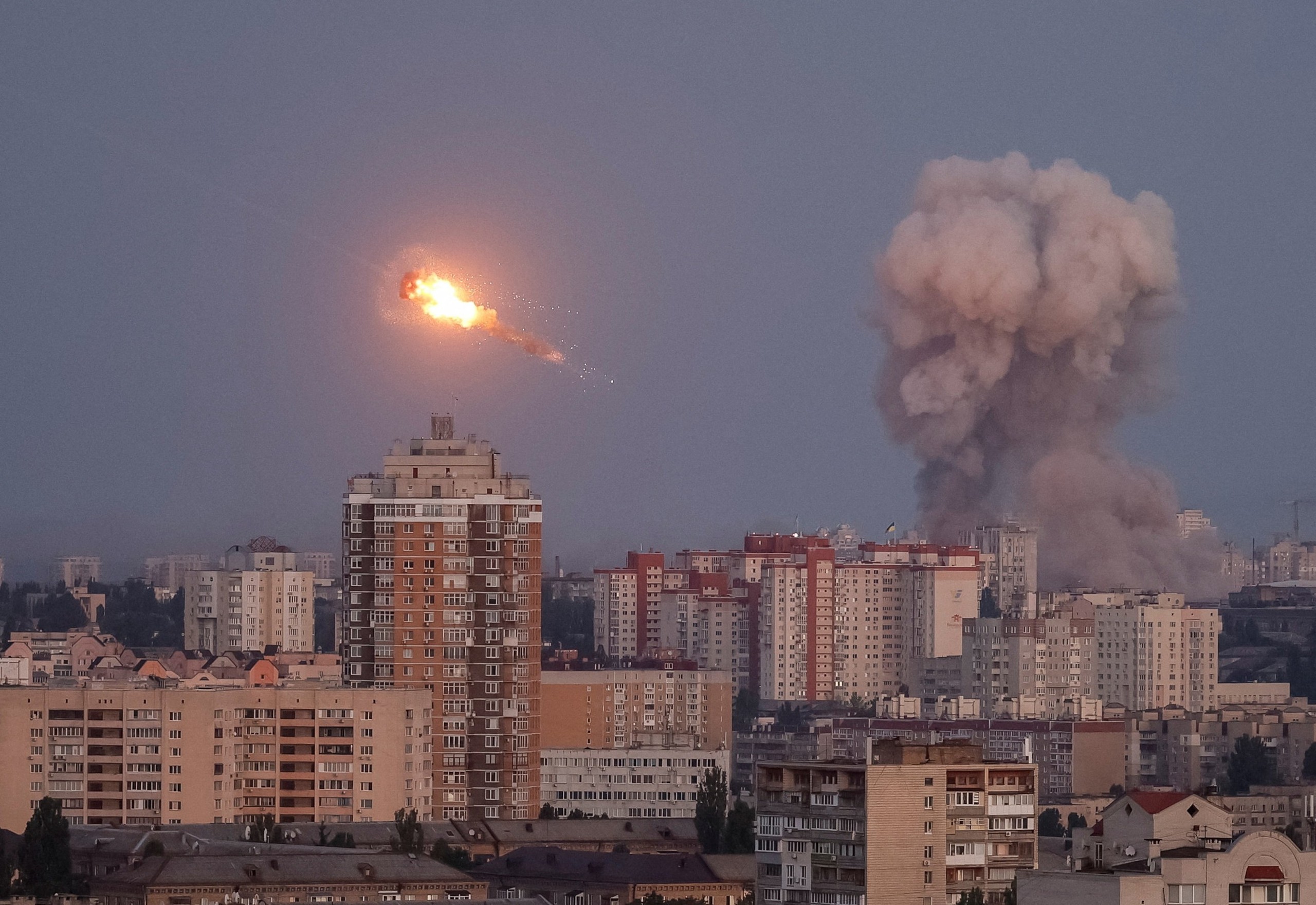 Chiến sự Ukraine ngày 1.300: Ông Medvedev cảnh báo chiến tranh với NATO về Ukraine - Ảnh 1.