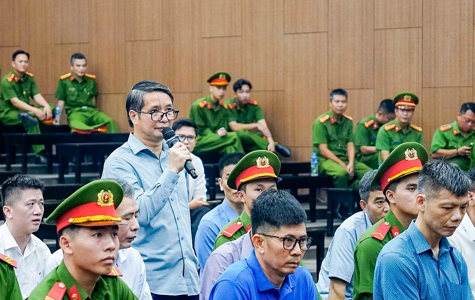 Ông Phạm Thái Hà rút kháng cáo nhưng vợ ông vẫn đến tòa xin giảm án cho chồng 1 Phạm Thái Hà - Ảnh 1.