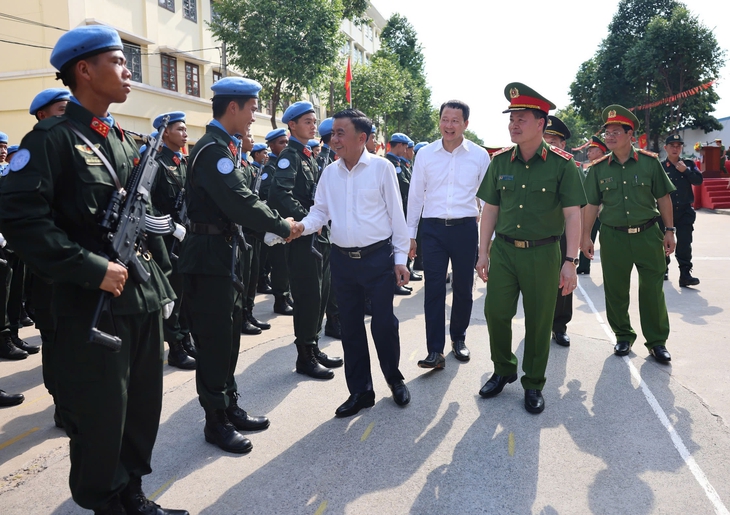 Ông Trần Cẩm Tú: Cán bộ chiến sĩ đoàn kết, đồng lòng, 'nghìn người như một' phục vụ diễu binh 30-4 - Ảnh 1.