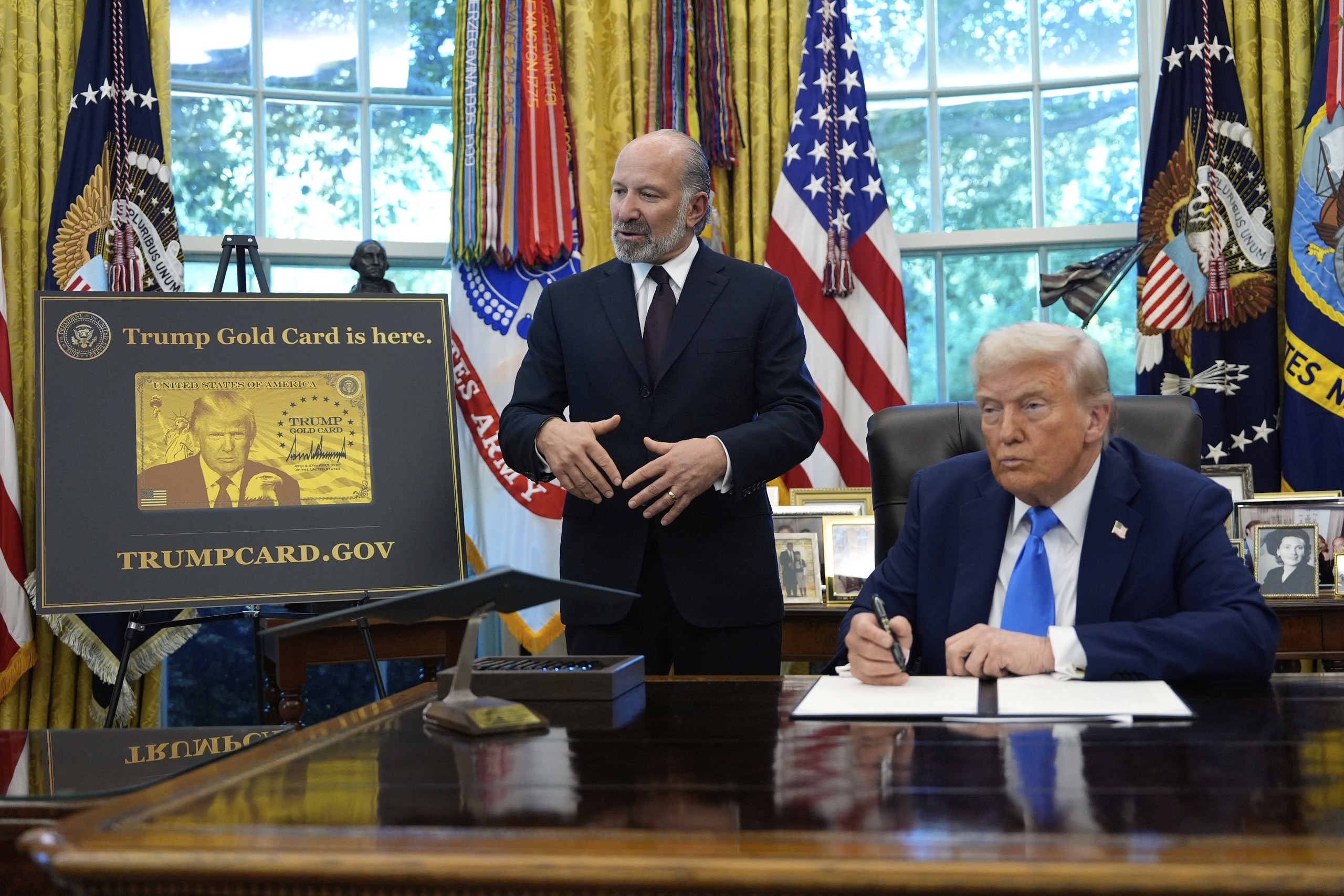 Ông Trump chính thức tung 'thẻ vàng nhập cư' trị giá từ 1 triệu USD 1 Ông Trump chính thức tung 'thẻ vàng nhập cư' trị giá từ 1 triệu USD - Ảnh 1.