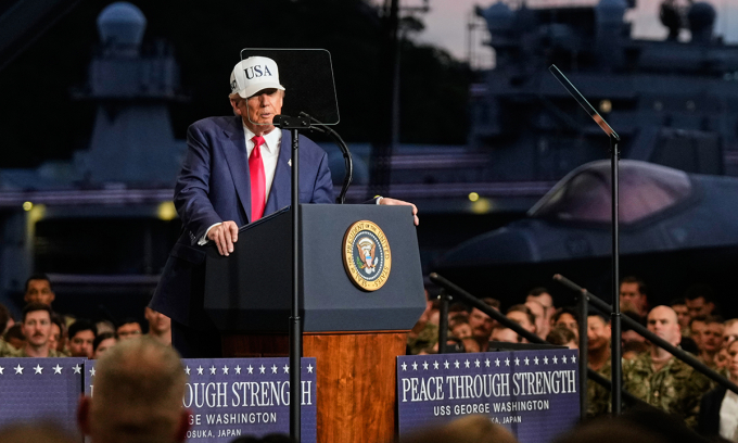 Tổng thống Mỹ Donald Trump phát biểu trước các thủy thủ trên tàu sân bay USS George Washington đang neo đậu ở cảng Yokosuka, Nhật Bản ngày 28/10. Ảnh: AP