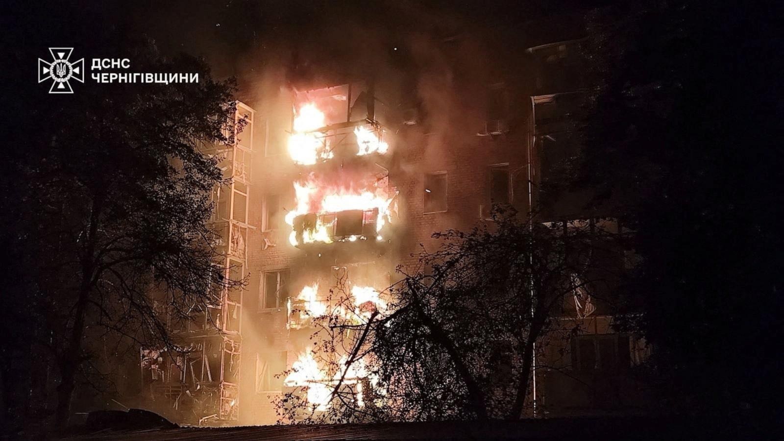 Ông Zelensky sắp gặp ông Trump, Nga phóng hơn 300 drone và 37 tên lửa - Ảnh 1.