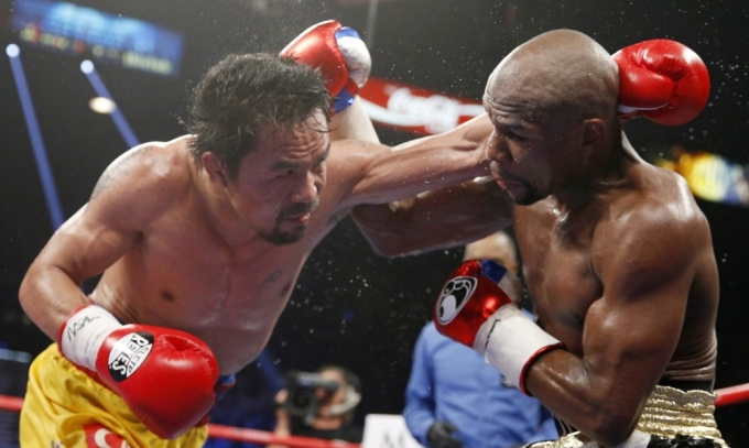 Manny Pacquiao (trái) ra đòn hụt trong trận gặp Floyd Mayweather tại MGM Grand Garden Arena, Las Vegas, Mỹ ngày 2/5/2015. Ảnh: AP