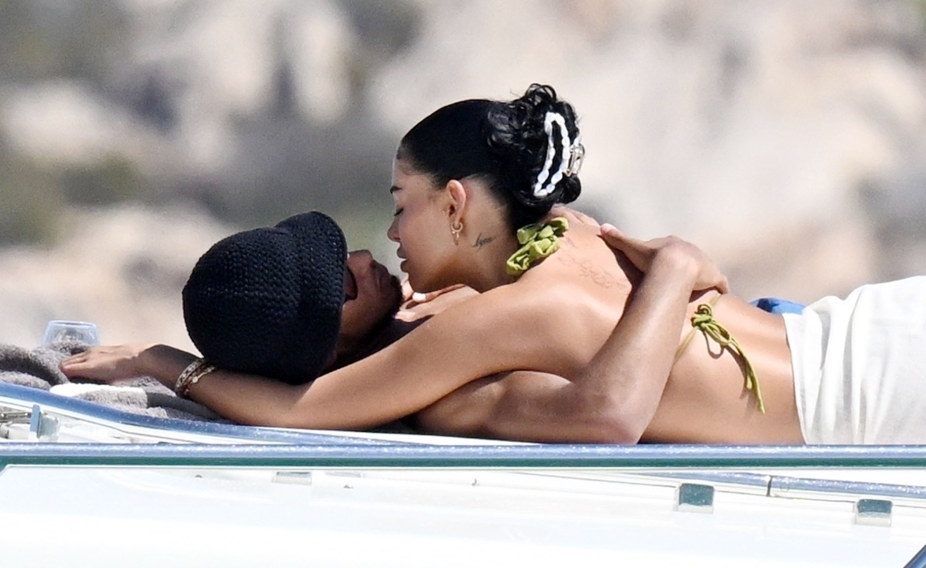 Paparazzi tóm dính cầu thủ nổi tiếng có hành động tình bể bình với người mẫu sexy trên du thuyền- Ảnh 1.