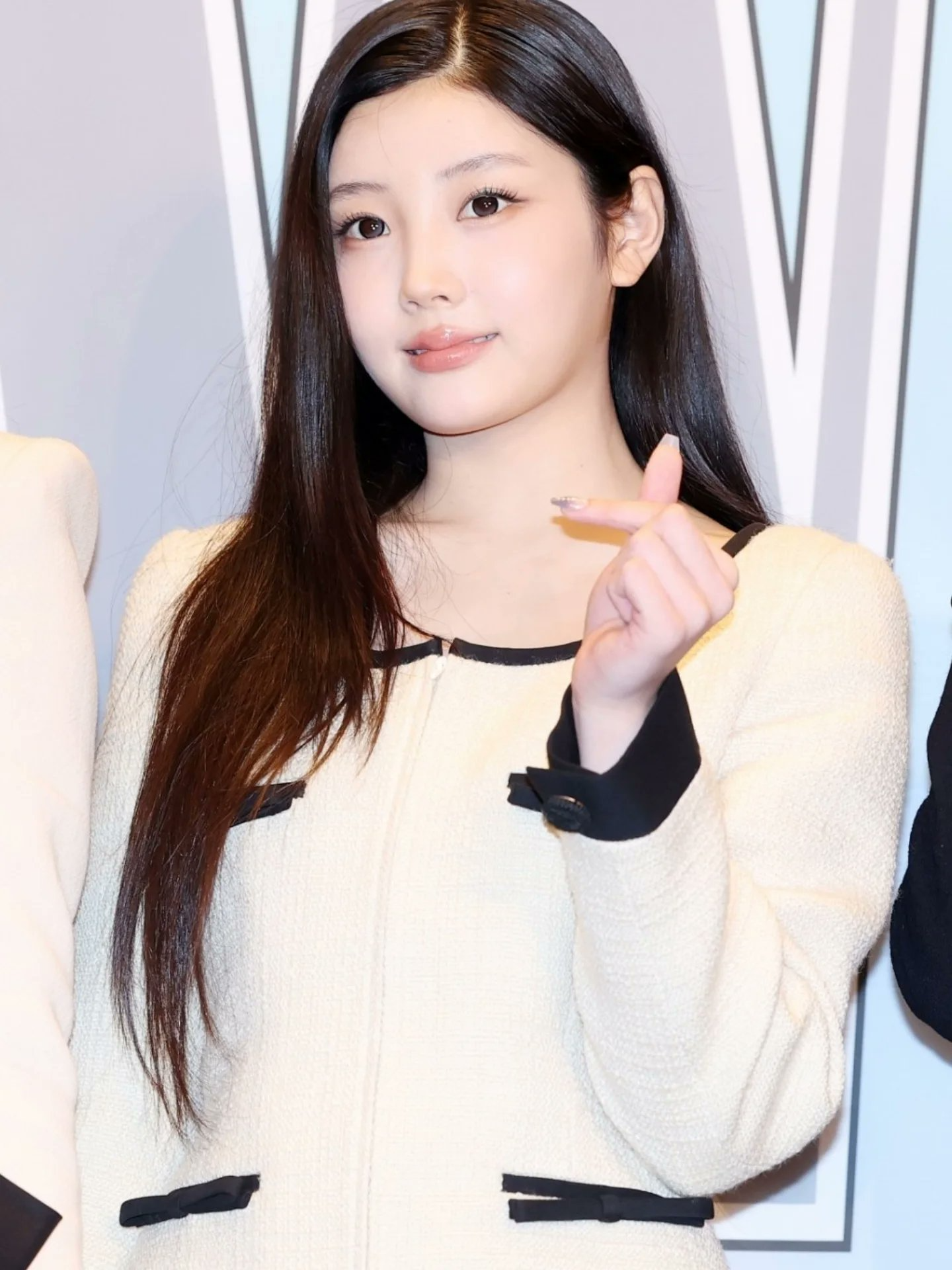 2 mỹ nhân "sống sót" giữa 100 ngôi sao "làm màu" ở tiệc quyên góp từ thiện trá hình - Ảnh 4.