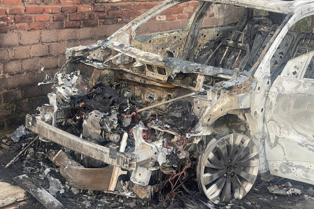 Peugeot 3008 cháy rụi, chủ xe bất lực nhìn tài sản “nổ như bom” - 1