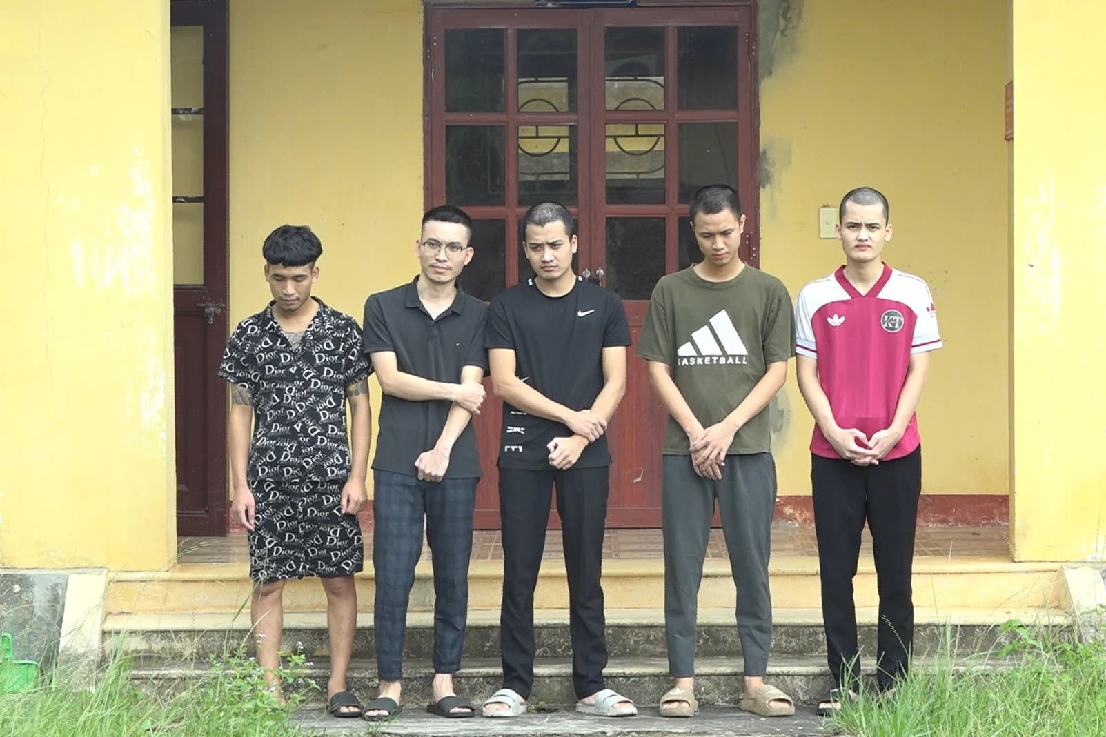 Phá đường dây làm hàng chục ngàn giấy tờ giả - Ảnh 1. Phá đường dây làm hàng chục ngàn giấy tờ giả - Ảnh 1.