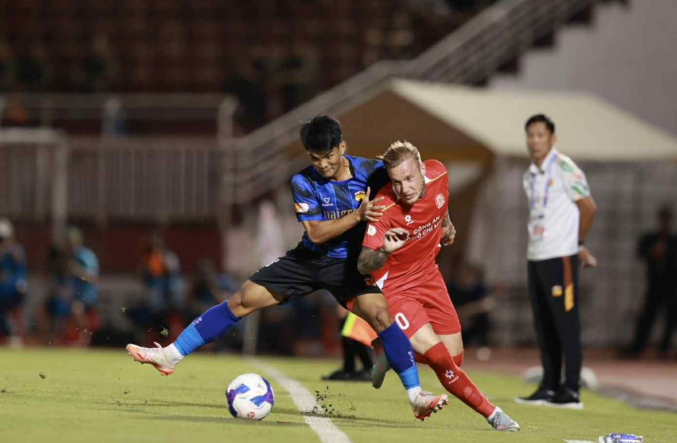 ‘Đi săn không súng’, HAGL lâm nguy: Phải trỗi dậy ngay kẻo quá muộn
- Ảnh 1. ‘Đi săn không súng’, HAGL lâm nguy: Phải trỗi dậy ngay kẻo quá muộn
- Ảnh 1.