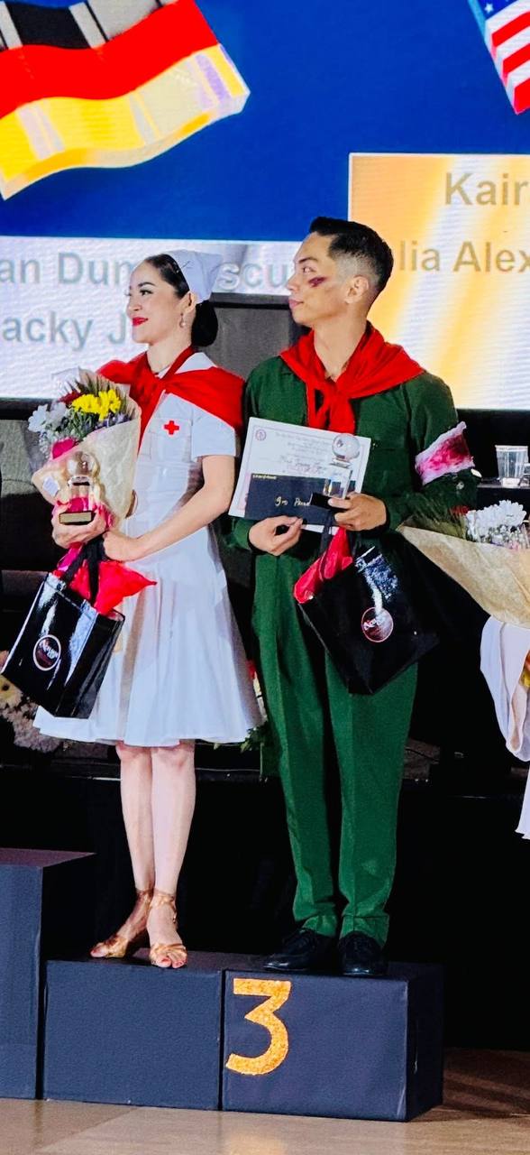 Phan Hiển khoe bảng thành tích 'sĩ hết đời', Thu Hương tiết lộ lý do chọn trang phục thời chiến ra đấu trường quốc tế- Ảnh 2.