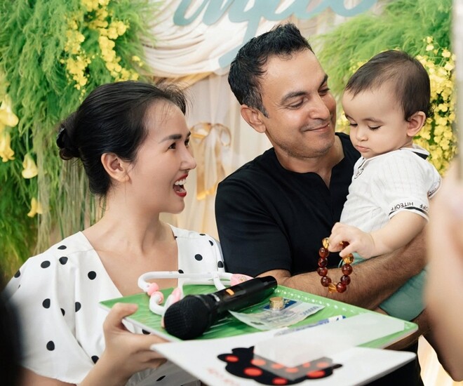 Phản ứng của chồng Võ Hạ Trâm khi con lai Ấn không chọn vàng tiền, chỉ lấy tràng hạt từ ông ngoại xuất gia trong tiệc thôi nôi 1 Con trai Võ Hạ Trâm kiên quyết chọn tràng hạt của ông ngoại trong buổi tiệc thôi nôi.