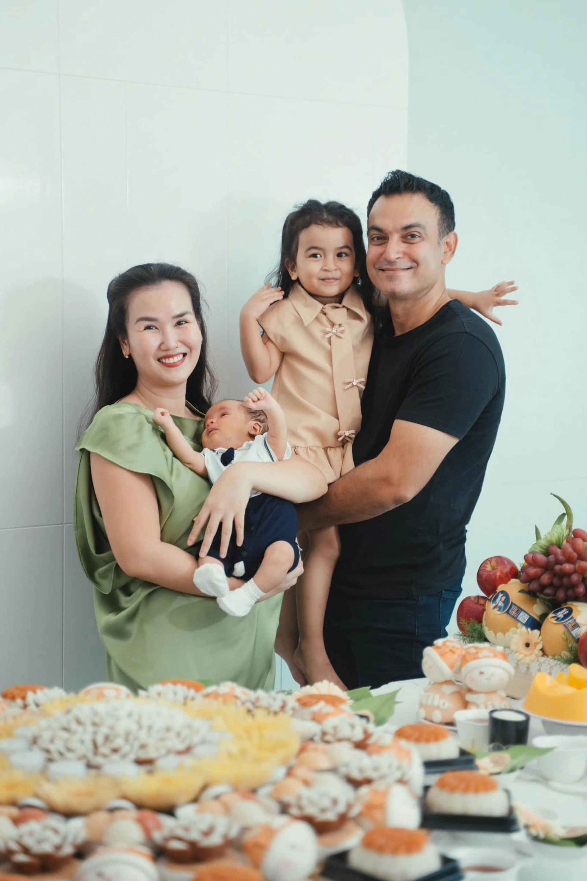 Phản ứng của chồng Võ Hạ Trâm khi con lai Ấn không chọn vàng tiền, chỉ lấy tràng hạt từ ông ngoại xuất gia trong tiệc thôi nôi 6 Võ Hạ Trâm bị trêu chọc là đẻ mướn vì 2 con đều giống chồng người Ấn Độ.