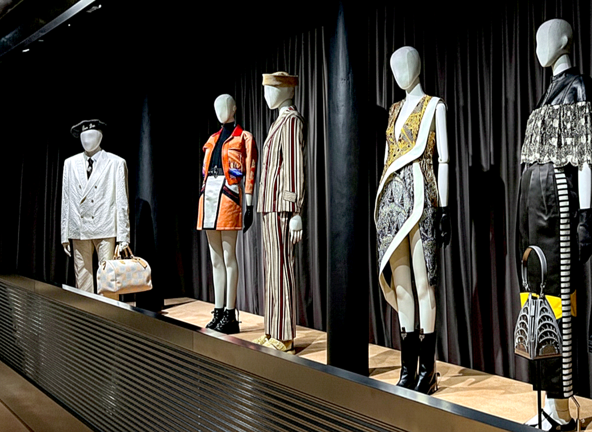 Pháp dán 'điểm tác động môi trường' lên quần áo - Ảnh 1.