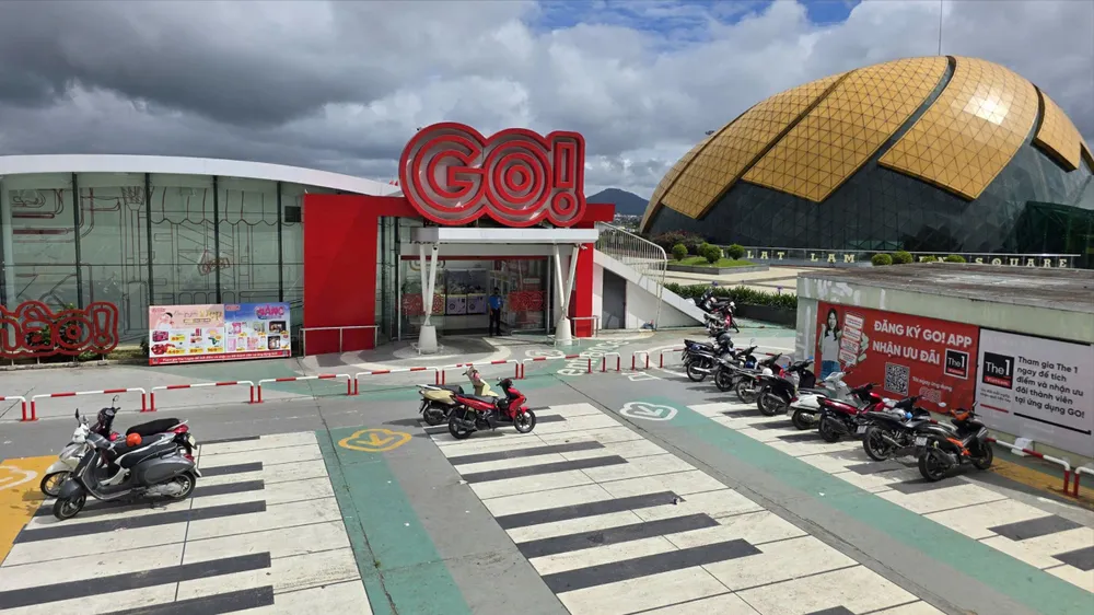 Siêu thị Go! Đà Lạt toạ lạc ở trung tâm Quảng trường Lâm Viên. Ảnh: Võ Tùng quyền trẻ em