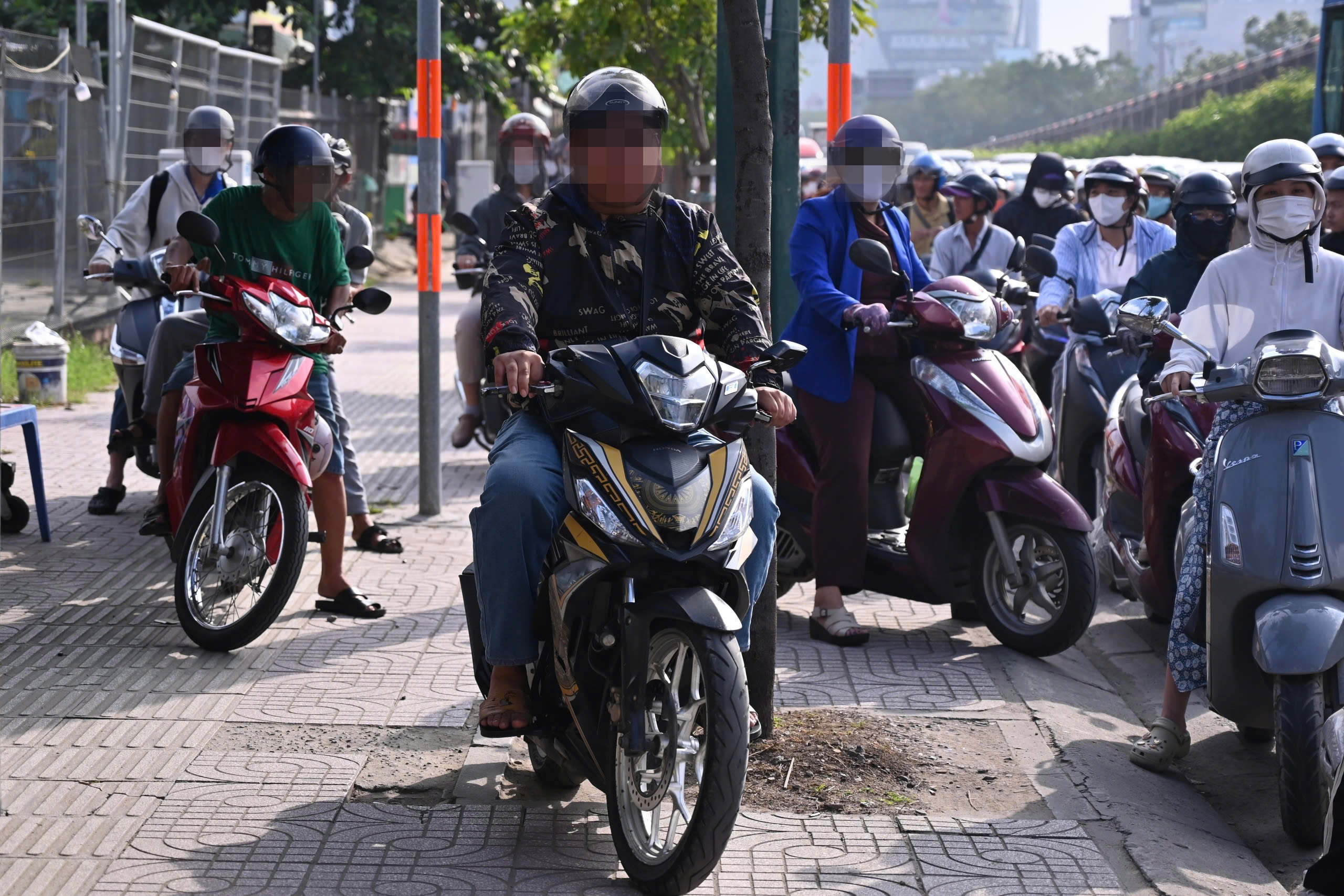 Phạt nặng, xe máy vẫn vô tư leo vỉa hè - Ảnh 1. Phạt nặng, xe máy vẫn vô tư leo vỉa hè - Ảnh 1.