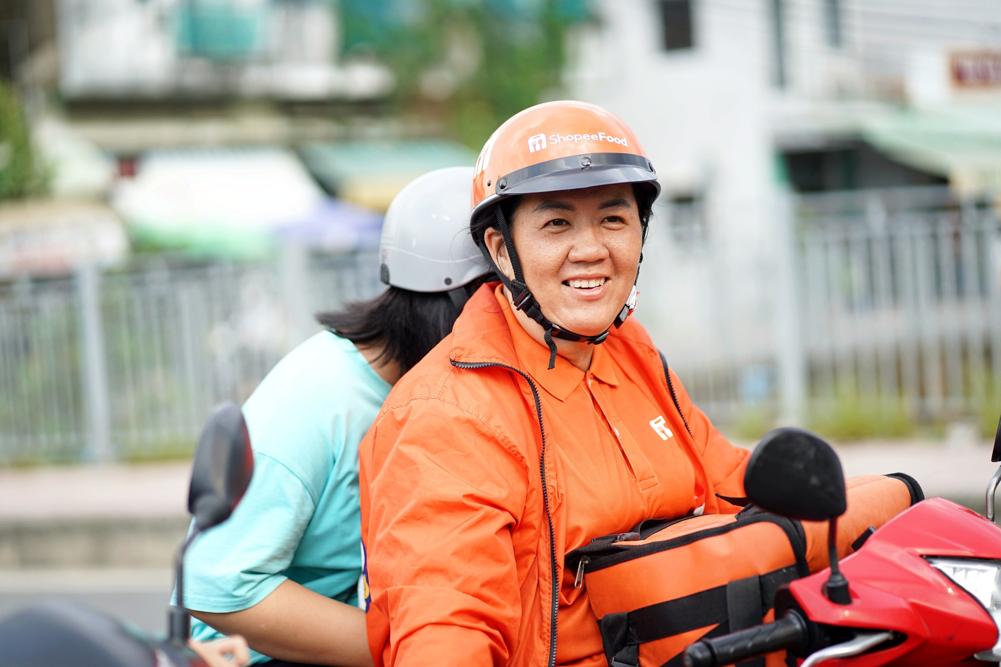 Phía sau đôi bàn tay "hai màu" của người mẹ shipper: "Lúc anh ấy mất, chị mang bầu 2 tháng…" - Ảnh 2. Phía sau đôi bàn tay "hai màu" của người mẹ shipper: "Lúc anh ấy mất, chị mang bầu 2 tháng…" - Ảnh 2.