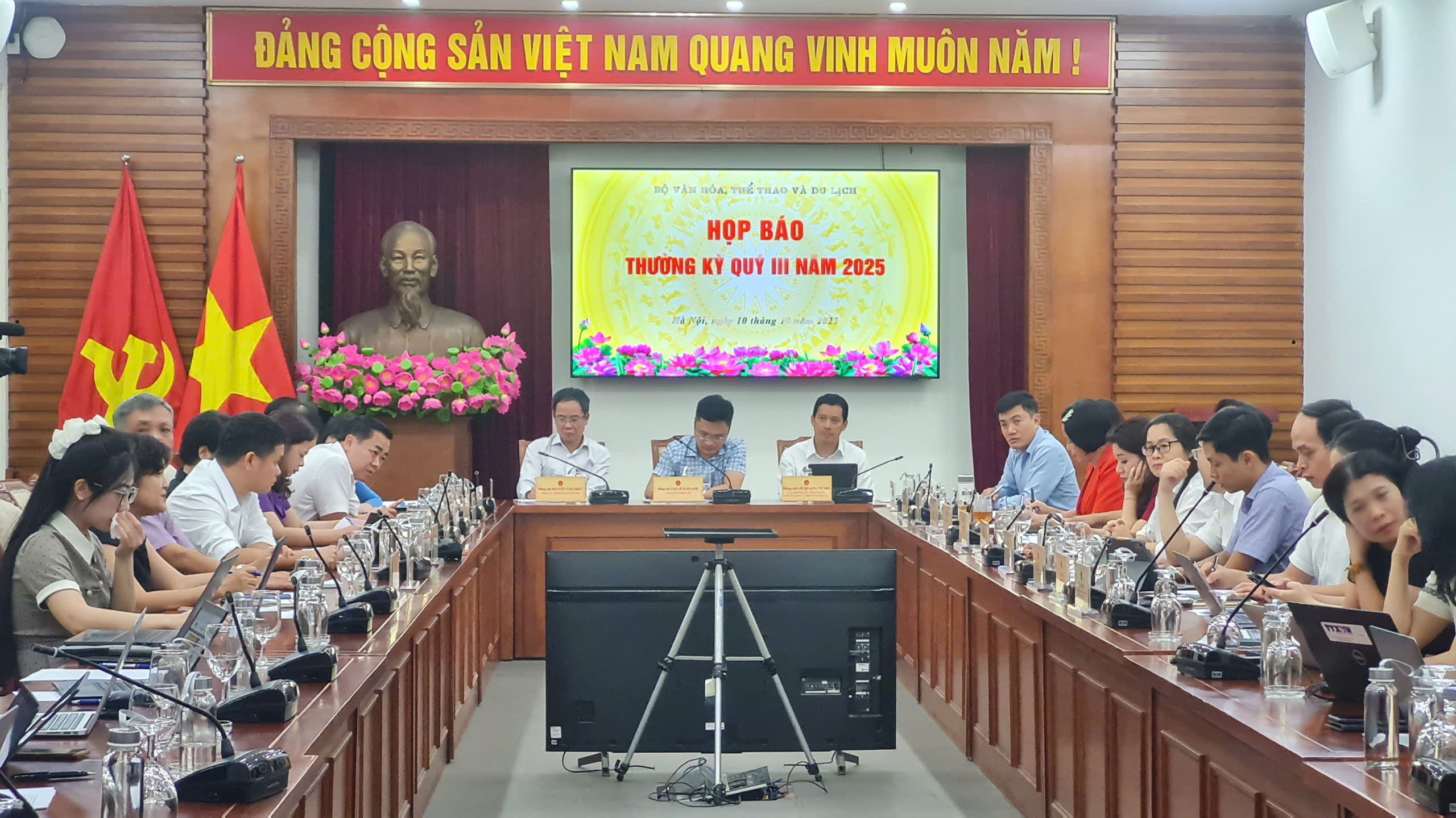 Phim có tổng tài, đường lưỡi bò gây 'nóng' tại họp báo Bộ VH-TT-DL- Ảnh 1.