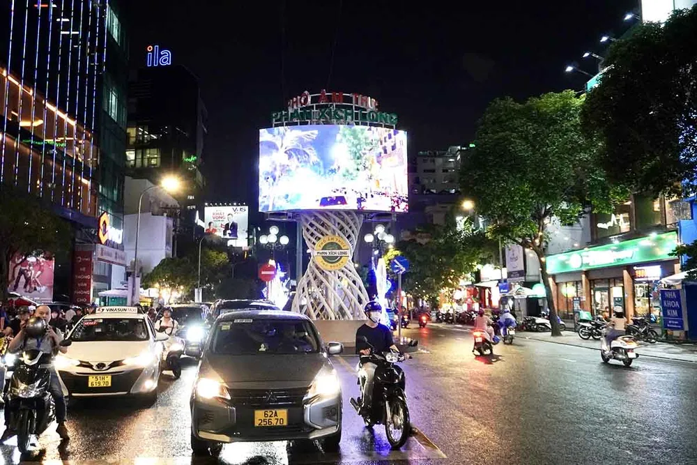 Phố ẩm thực Phan Xích Long được đề xuất mở rộng thêm thời gian hoạt động và các sự kiện vui chơi, giải trí. Ảnh: TT Phố ẩm thực Phan Xích Long được đề xuất mở rộng thêm thời gian hoạt động và các sự kiện vui chơi, giải trí. Ảnh: TT.