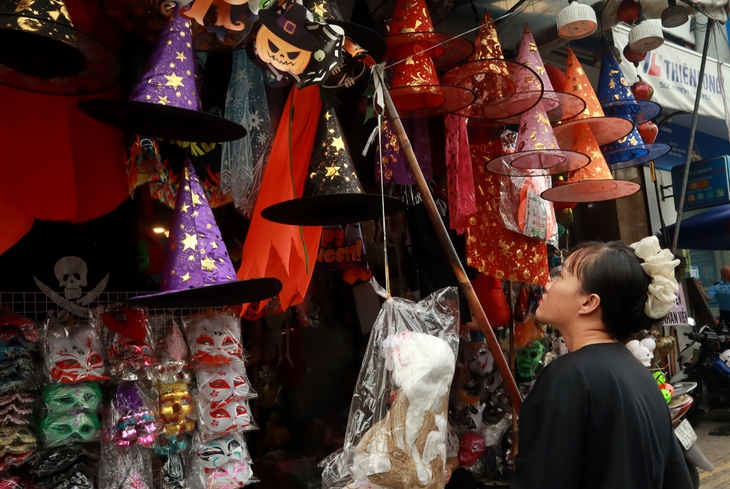'Phố hàng mã' tại TP.HCM vắng lặng mùa Halloween, vì sao? 1 Halloween - Ảnh 1.