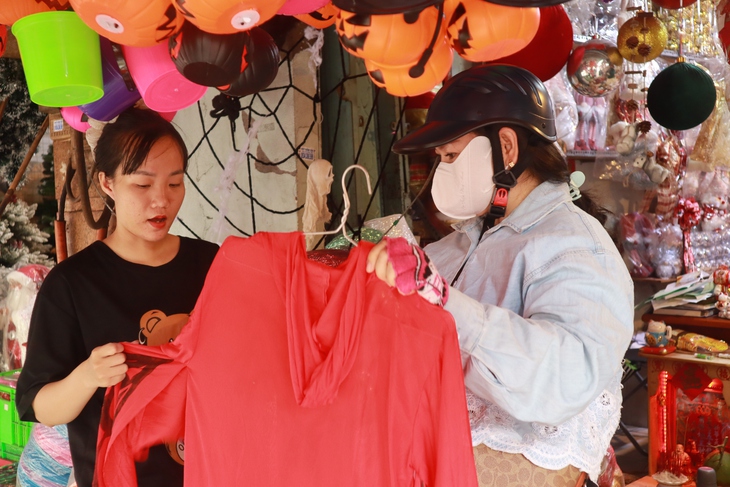'Phố hàng mã' tại TP.HCM vắng lặng mùa Halloween, vì sao? 2 'Phố hàng mã' tại TP.HCM vắng lặng mùa Halloween, vì sao? - Ảnh 2.