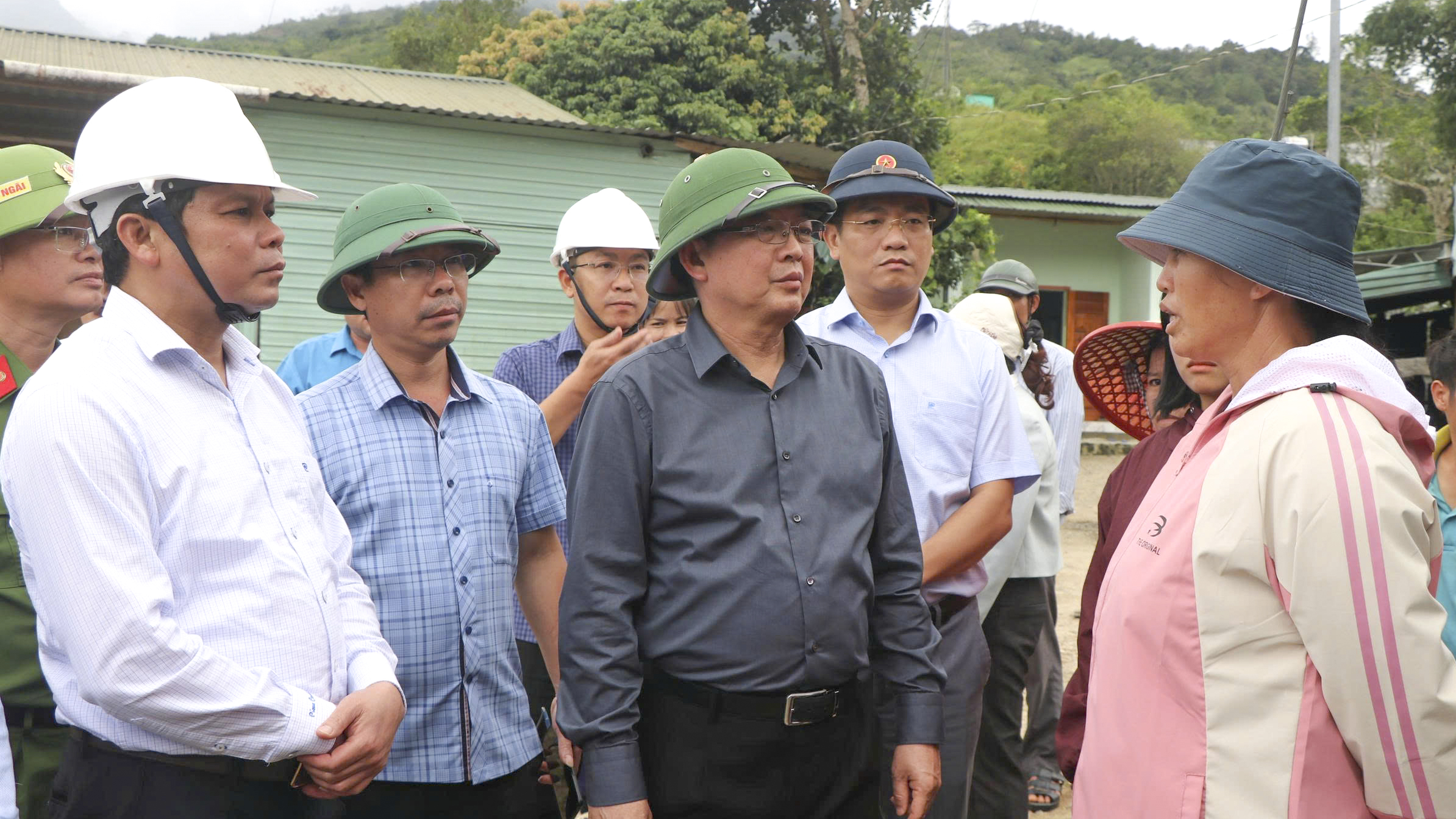 Phó thủ tướng Hồ Quốc Dũng: Không để người dân vùng sạt lở bị đói, khát- Ảnh 1.