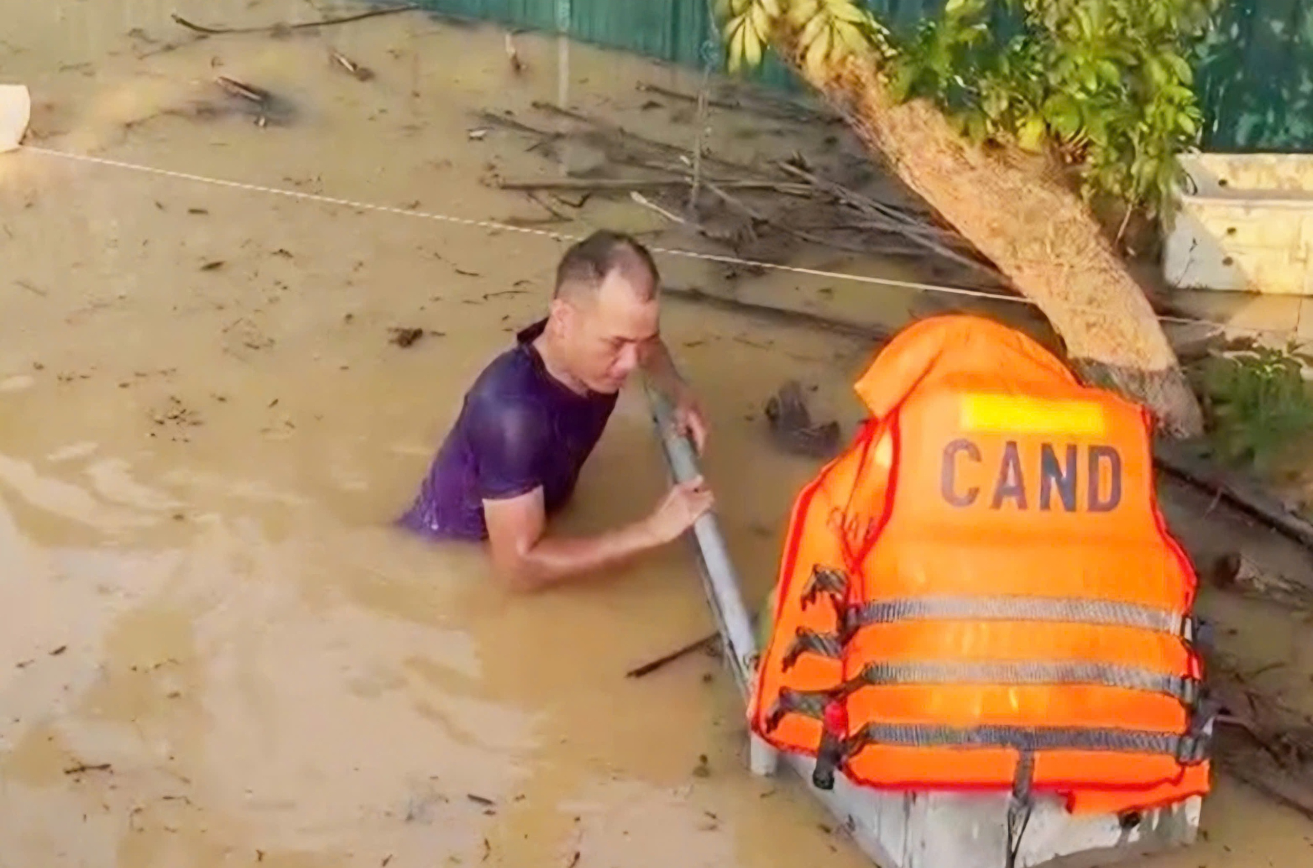 Phó trưởng Công an xã Bố Hạ dũng cảm lặn cứu hai mẹ con Giữa dòng lũ - Ảnh 1.