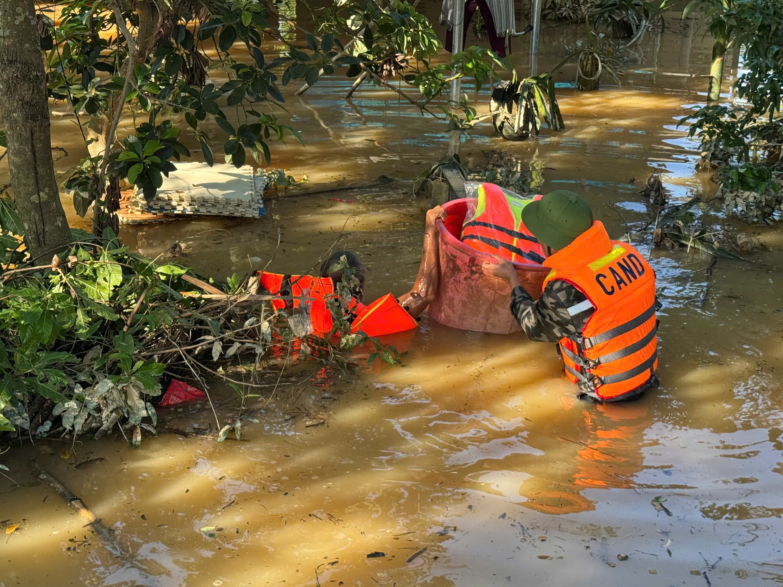 Phó trưởng Công an xã Bố Hạ dũng cảm lặn cứu hai mẹ con Giữa dòng lũ - Ảnh 6.
