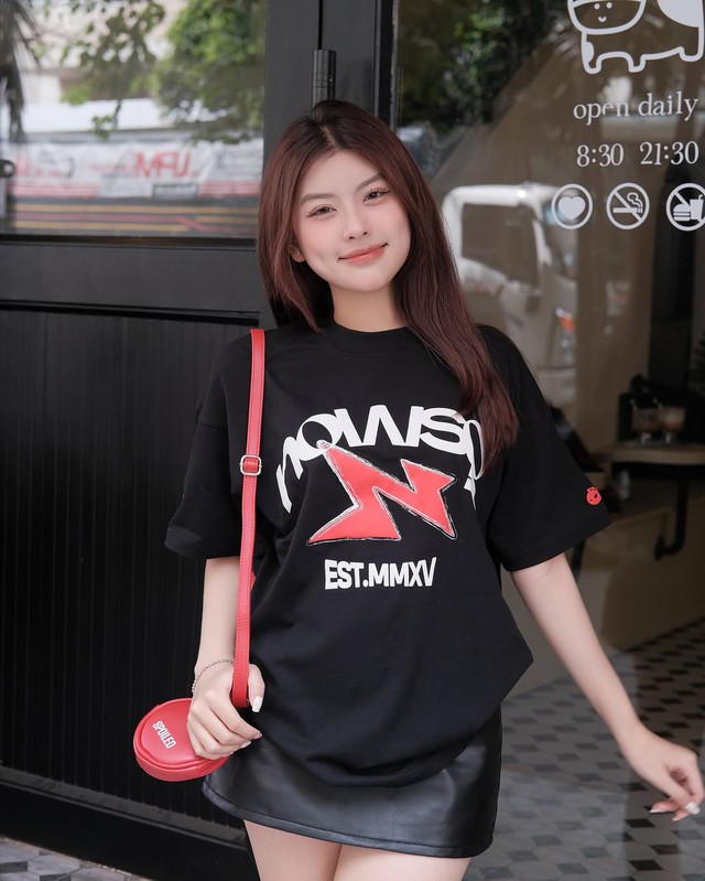 Phong cách ấn tượng với áo thun oversized 1 Phong cách ấn tượng hàng ngày với áo thun oversize và quần - Ảnh 1.