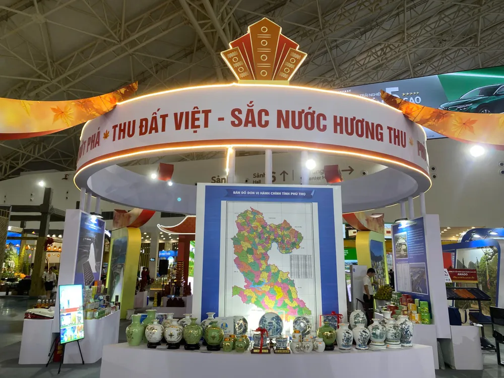 Tỉnh Phú Thọ tham gia trưng bày, giới thiệu thành tựu khoa học, kinh tế, xã hội tại Hội chợ Mùa Thu 2025. Ảnh: PV Phú Thọ hướng tới tăng trưởng GRDP hai con số, xây dựng nền kinh tế xanh và hiện đại.jpg