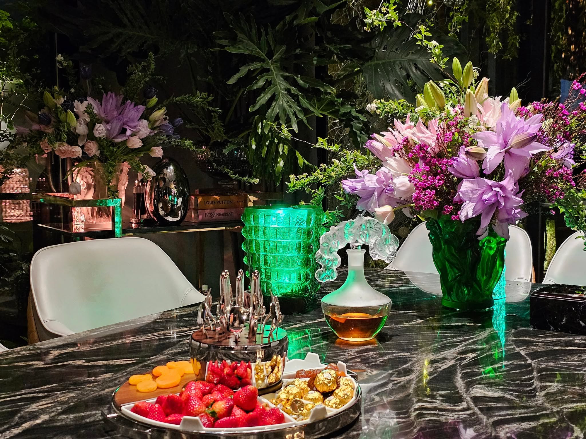 Phú bà chịu chơi nhất vịnh Bắc Bộ đây rồi: Mỗi ngày đưa cả gia đình đến 1 nước, đỉnh thế này chồng nào chán được! - Ảnh 14.