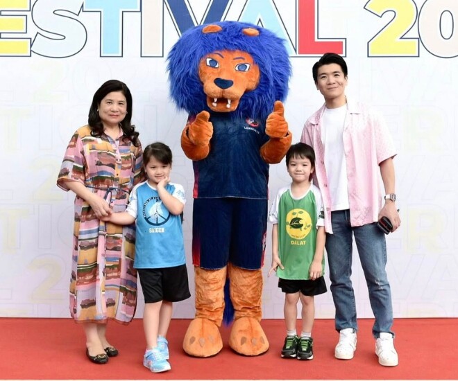 Phu nhân Bầu Hiển phụ con trai - doanh nhân Đỗ Quang Vinh đưa 2 cháu nội đến trường.