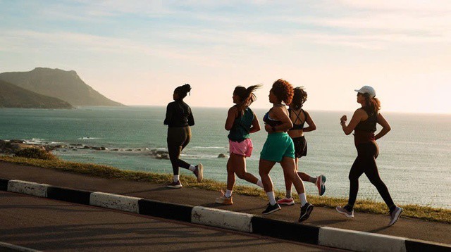 Phụ nữ trung niên chạy bộ thế nào để giảm mỡ mà không mất cơ? 1 Phụ nữ trung niên nên duy trì chạy bộ ở mức vừa phải, kết hợp với chạy ngắt quãng.